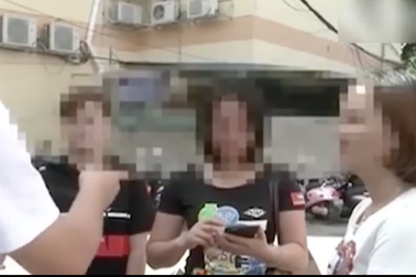 Lừa tình hàng loạt, chàng trai bị 3 bạn gái quây đánh túi bụi