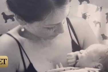 “Thiên thần của Charlie” khoe ảnh con trai đầu lòng