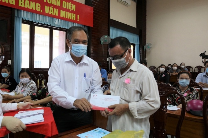 Chương trình trao tặng mỗi phần quà trị giá 15 triệu đồng cho thương bệnh binh.