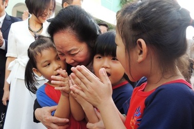 Phó Chủ tịch nước thăm trường mầm non dành cho con công nhân