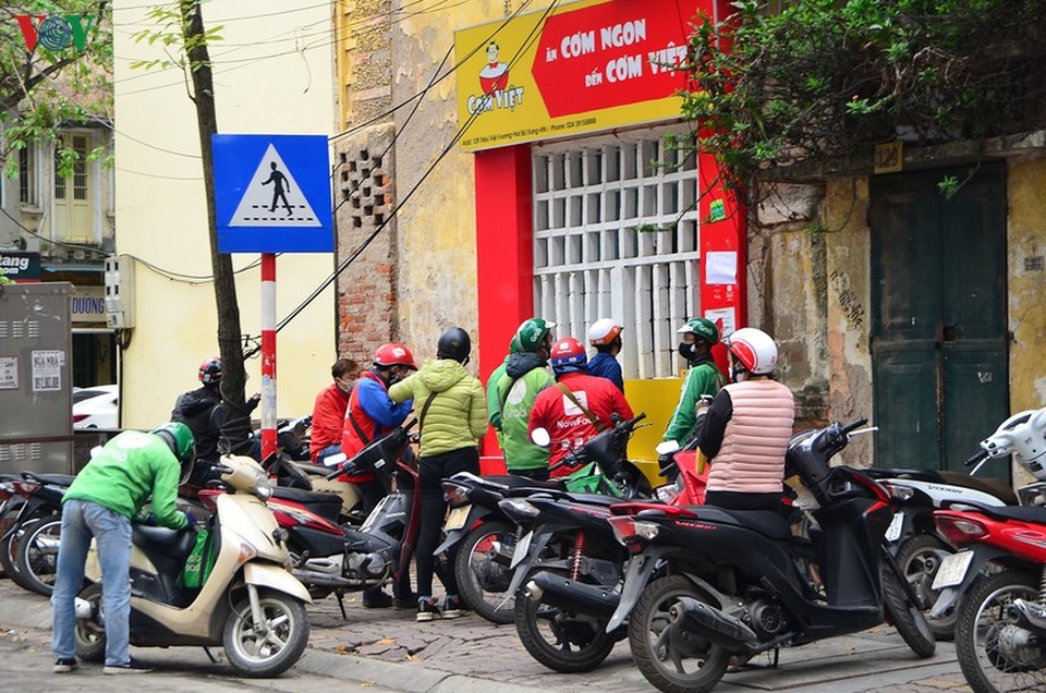 Giờ ăn trưa, shipper chen chúc lấy hàng, giao hàng mùa dịch Covid-19 - 2 Giờ ăn trưa, shipper chen chúc lấy hàng, giao hàng mùa dịch Covid-19 - 2