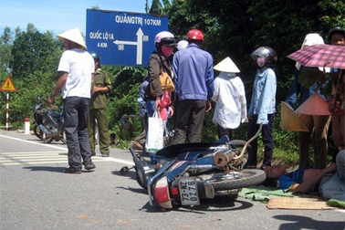 Xe tải kéo lê người rồi bỏ trốn