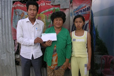 Trao quà nhân ái đến “Bà ngoại tật nguyền nuôi cháu mồ côi”