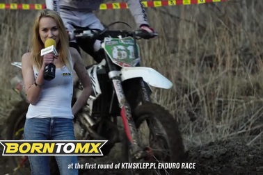 Nữ phóng viên xinh đẹp gặp sự cố đáng nhớ khi đang tác nghiệp