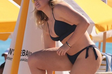 Người mẫu xứ sương mù khoe dáng đầy đặn