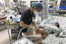 Ngã ra đường, bé trai 27 tháng tuổi bị xe tải cán qua người