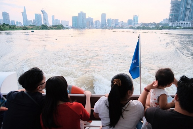 Du khách trải nghiệm tour Du thuyền trên sông Sài Gòn. Đây là sản phẩm du lịch mới, cao cấp, không giống các tour du thuyền từng hoạt động trước đây.