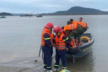 Lật bè mảng ở Quảng Ninh do dông lốc, 2 người tử vong
