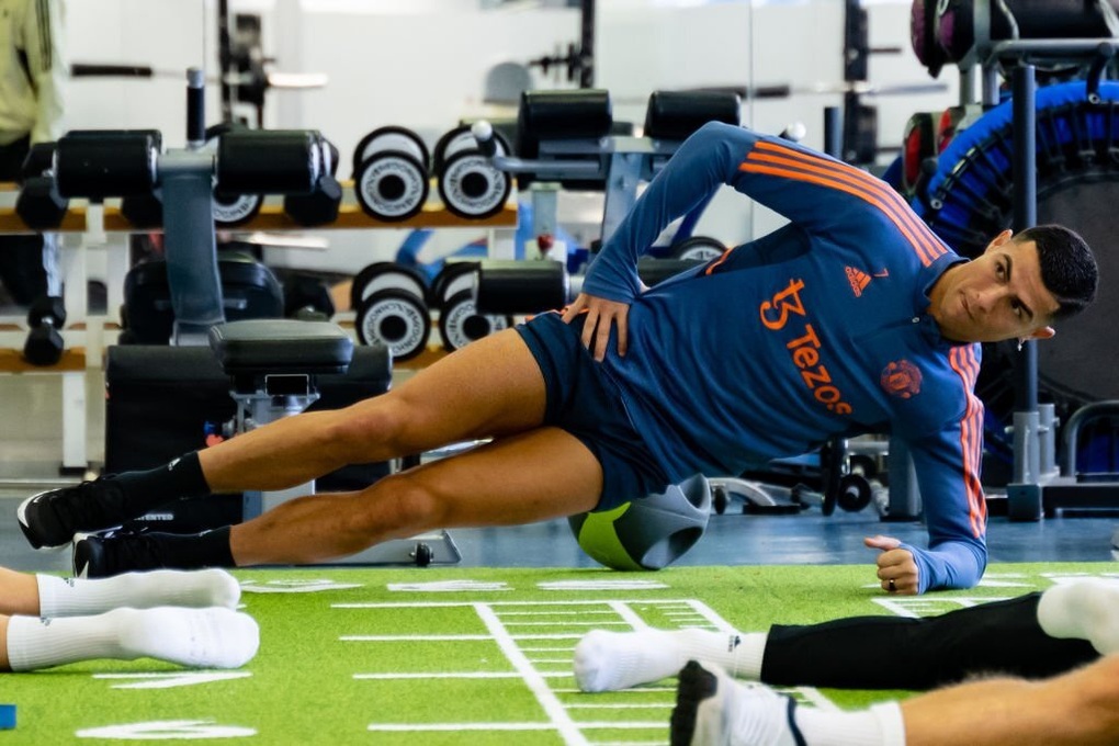 Vì sao Man Utd chưa vội vàng hủy hợp đồng của Ronaldo? - 4 Vì sao Man Utd chưa vội vàng hủy hợp đồng của Ronaldo? - 4