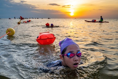 Hàng trăm em nhỏ đua tài bơi, chạy tại giải Aqua Warriors Quảng Trị