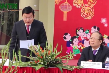 Chủ tịch nước tham gia trò chơi ném còn của người Tày tại Hà Nội