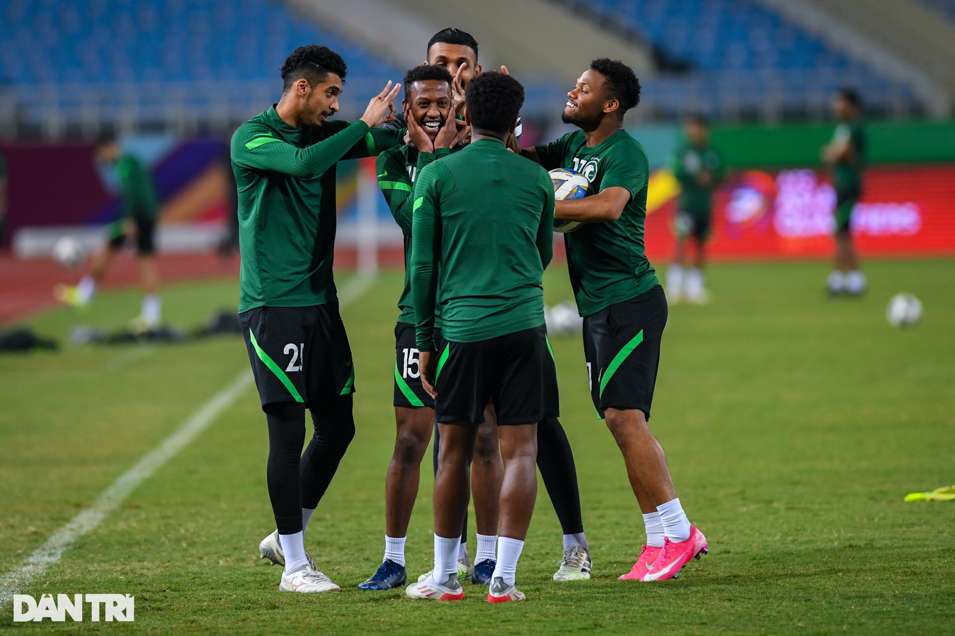 Đội tuyển Saudi Arabia chơi bóng bàn, chịu phạt búng tai trên sân Mỹ Đình - 8 Đội tuyển Saudi Arabia chơi bóng bàn, chịu phạt búng tai trên sân Mỹ Đình - 8