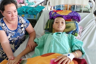 Nhiều lần hộc máu lênh láng, cậu bé đối mặt với cái chết