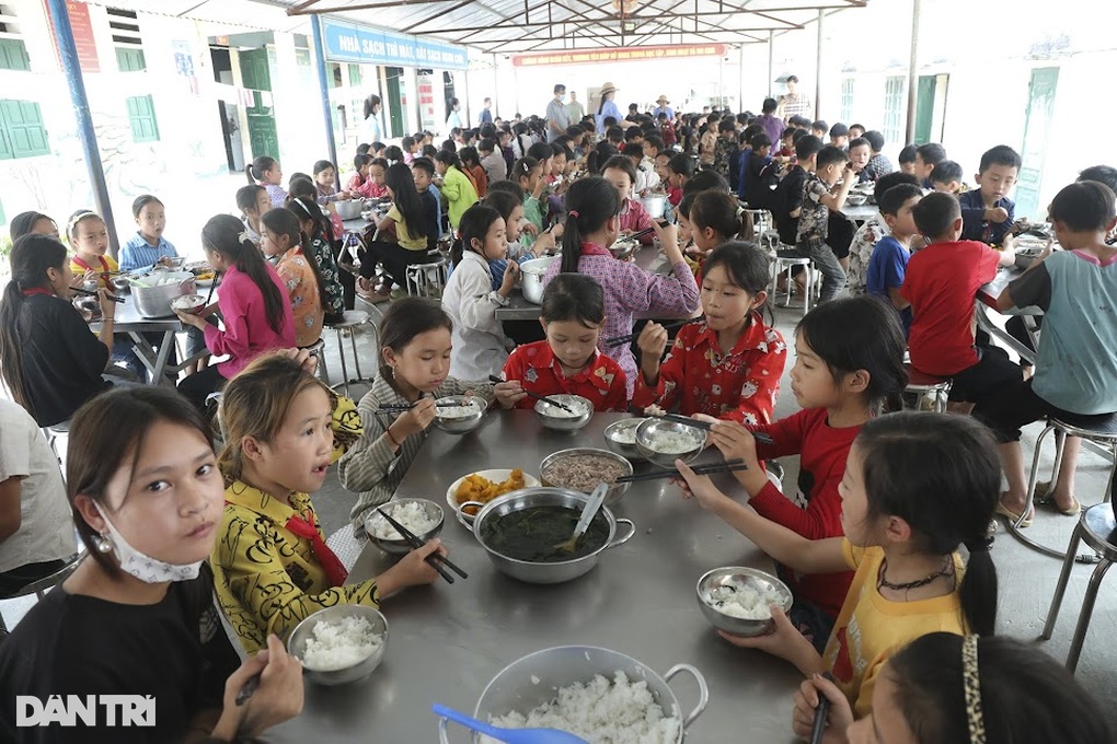 Học sinh trú trong nhà tôn nóng như lò bánh mì ở Xín Mần - 4 Học sinh trú trong nhà tôn nóng như lò bánh mì ở Xín Mần - 4