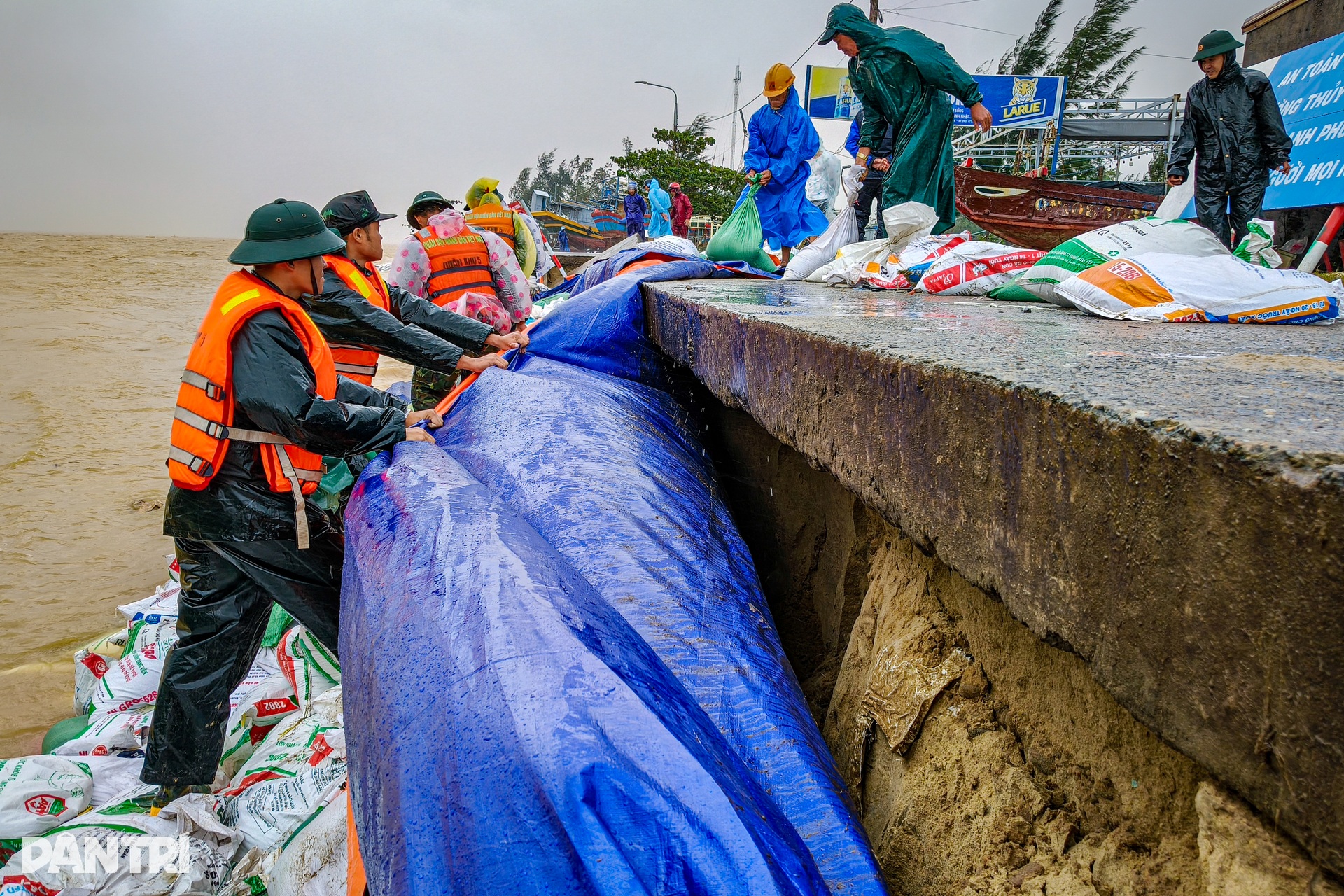 Hơn 500 bộ đội cùng người dân xuyên đêm “vá” bờ kè bị sạt lở - 4