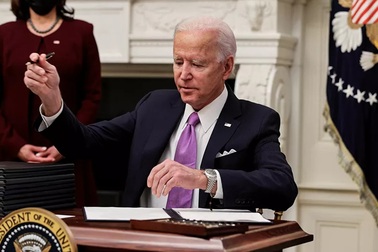 Ông Biden bận rộn đảo ngược chính sách của ông Trump