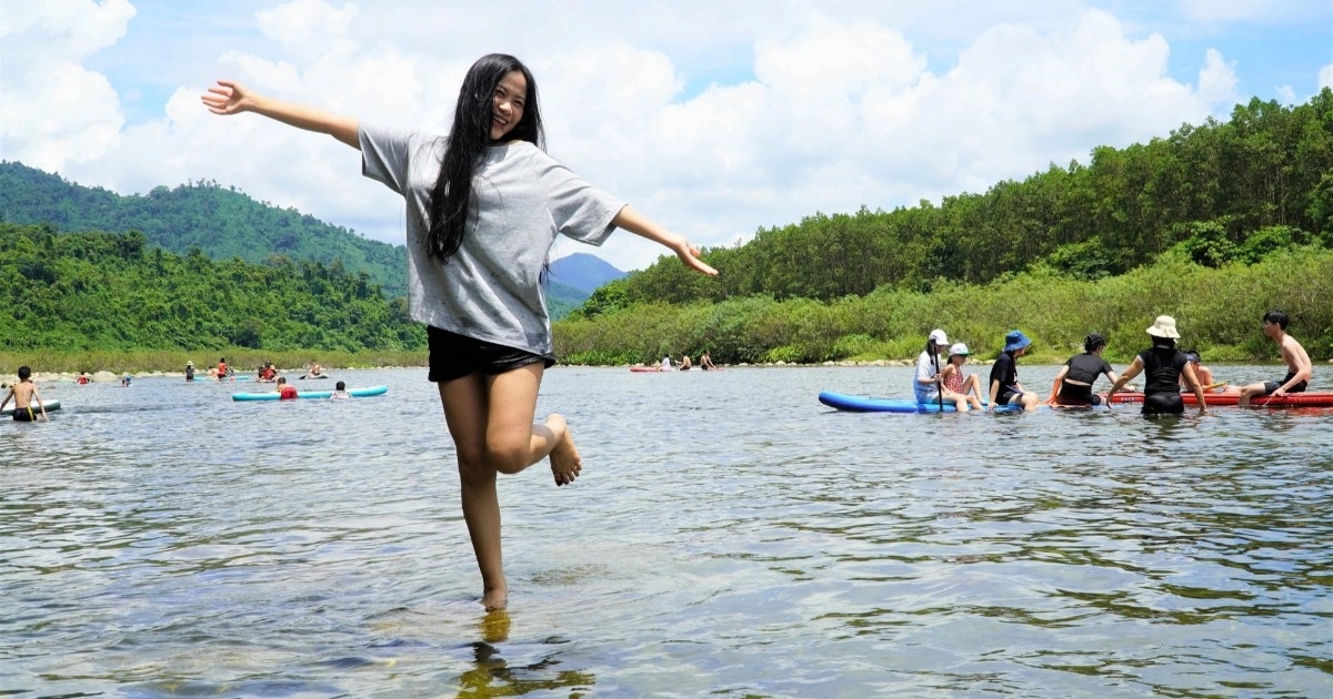 View - Ngày đầu nghỉ lễ 2/9, dân phố ùn ùn lên suối nước hoang sơ "đổi gió" | Báo Dân trí