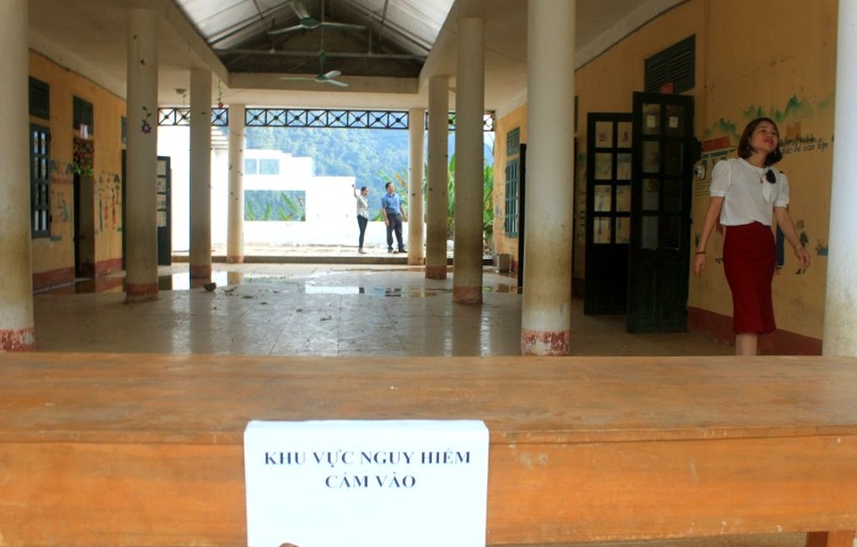 Giáo viên nháo nhào bế 200 học sinh chạy khỏi trường khi phòng học sắp sập - 2 Giáo viên nháo nhào bế 200 học sinh chạy khỏi trường khi phòng học sắp sập - 2