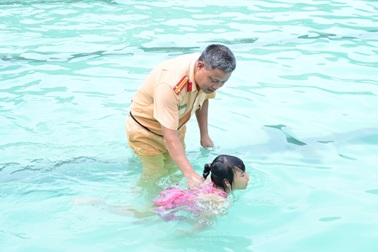 CSGT ở Hải Phòng dạy bơi miễn phí cho trẻ em