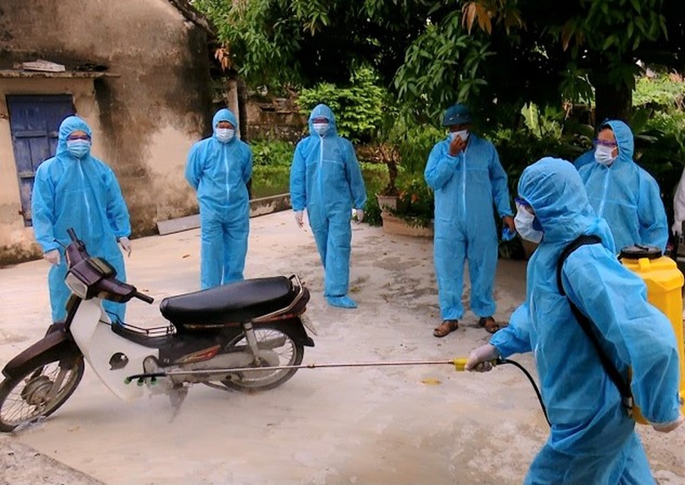Cưỡng chế người đàn ông về từ TPHCM trốn cách ly - 2 Cưỡng chế người đàn ông về từ TPHCM trốn cách ly - 2
