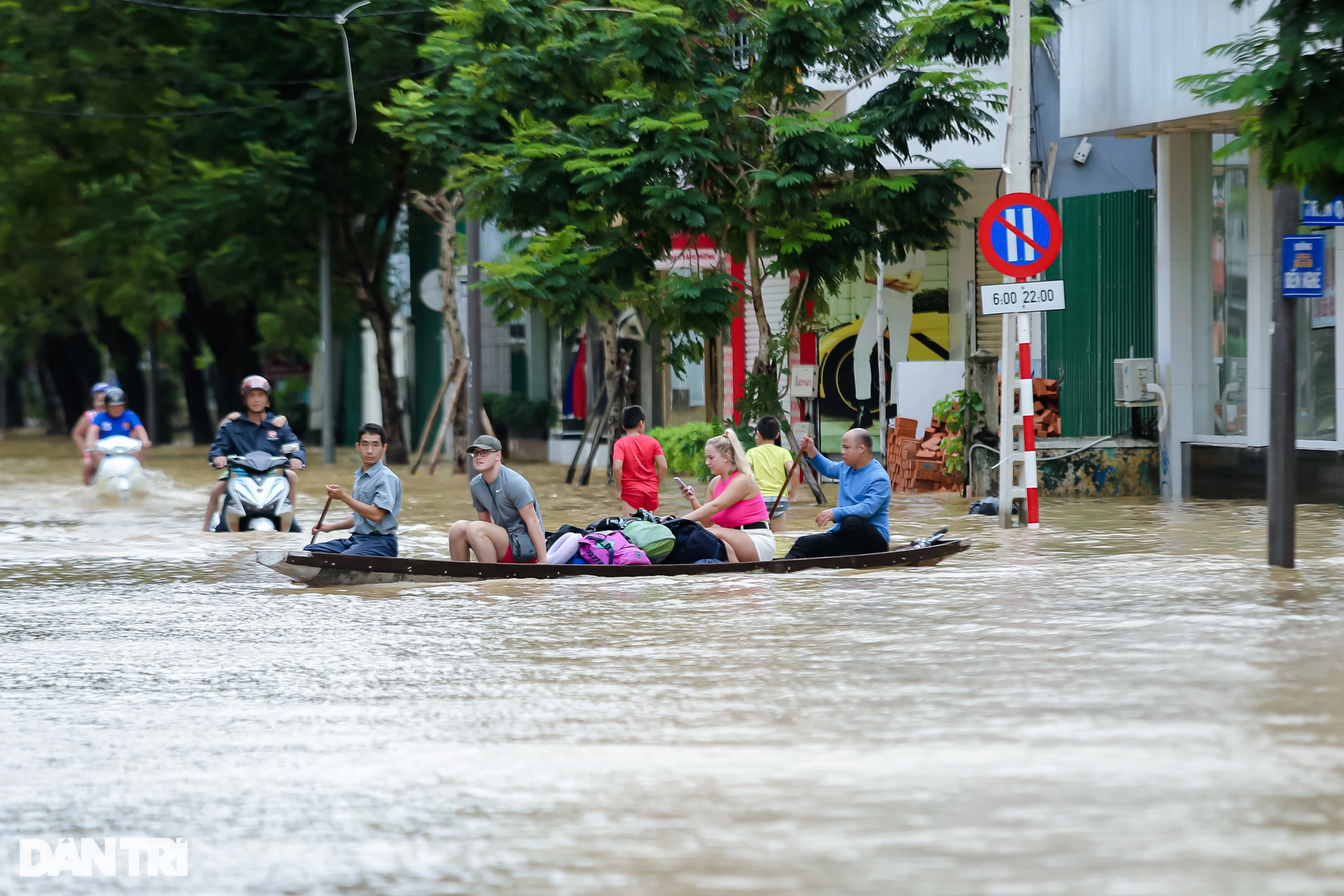 Kinh thành Huế ngập trong biển nước lũ dâng cao - 9 Kinh thành Huế ngập trong biển nước lũ dâng cao - 9