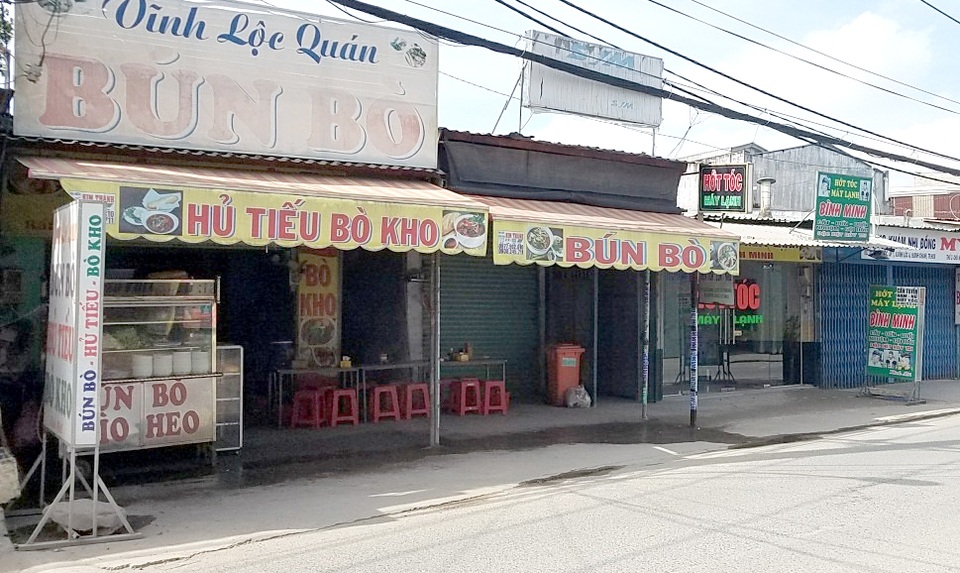 Người phụ nữ bị xịt hơi cay vào mặt sau khi bị cướp xe máy - 1