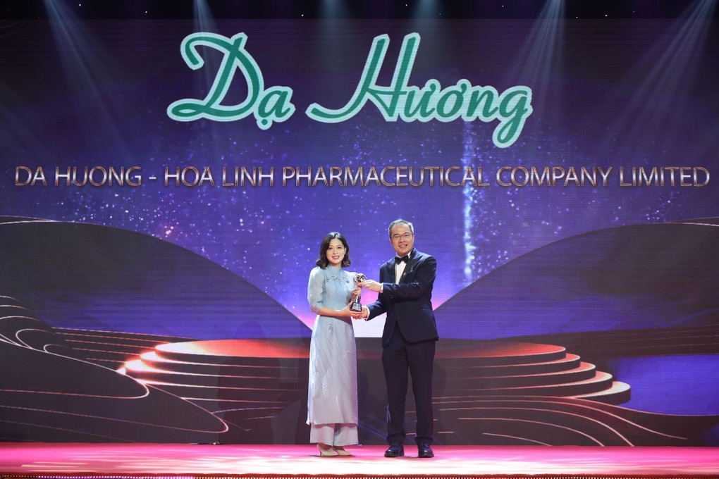 Dạ Hương nhận giải Thương hiệu truyền cảm hứng - 1 Dạ Hương nhận giải Thương hiệu truyền cảm hứng - 1
