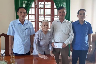 Cụ bà gần 100 tuổi tới trụ sở xã ủng hộ tiền chống “giặc” Covid