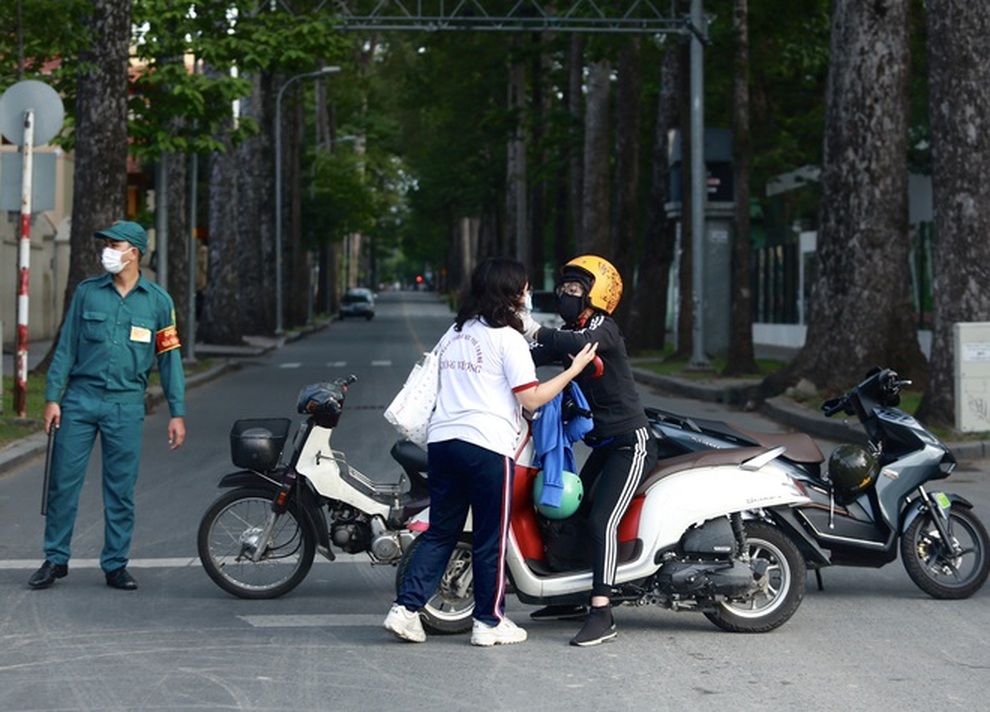 Thủ tướng: TPHCM phải hoàn thành ngay các việc để hạn chế người dân đi lại - 1 Thủ tướng: TPHCM phải hoàn thành ngay các việc để hạn chế người dân đi lại - 1