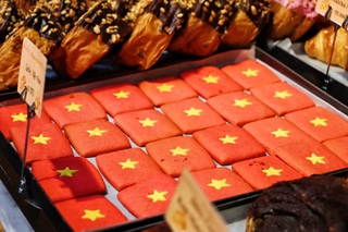 Người trẻ đeo khăn rằn, cầm cờ đỏ sao vàng check-in "cà phê yêu nước" - 8