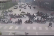 Vụ ô tô tông 17 xe máy tại Hà Nội: 20 nạn nhân phải đi cấp cứu