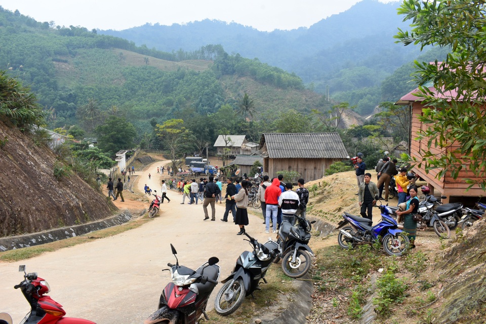 Cuộc sống bất ngờ của bản làng người Khùa bên cây Cầu Dân trí - 14 Cuộc sống bất ngờ của bản làng người Khùa bên cây Cầu Dân trí - 14