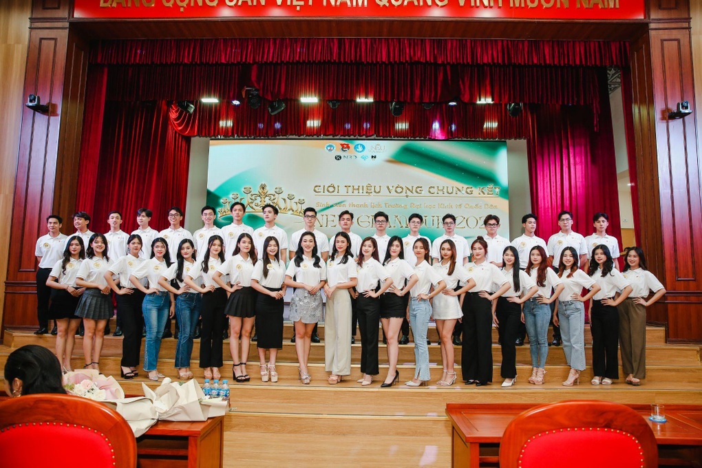 Hoa hậu Nông Thúy Hằng truyền bí kíp thi người đẹp cho sinh viên Kinh tế - 2 Hoa hậu Nông Thúy Hằng truyền bí kíp thi người đẹp cho sinh viên Kinh tế - 2
