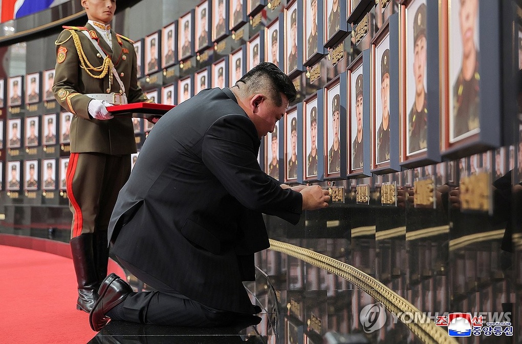 Ông Kim Jong-un trao huân chương cho quân nhân Triều Tiên chiến đấu ở Nga - 3 Ông Kim Jong-un trao huân chương cho quân nhân Triều Tiên chiến đấu ở Nga - 3