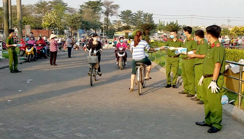 Công an phát miễn phí khẩu trang cho gần 30.000 công nhân - 2 Công an phát miễn phí khẩu trang cho gần 30.000 công nhân - 2