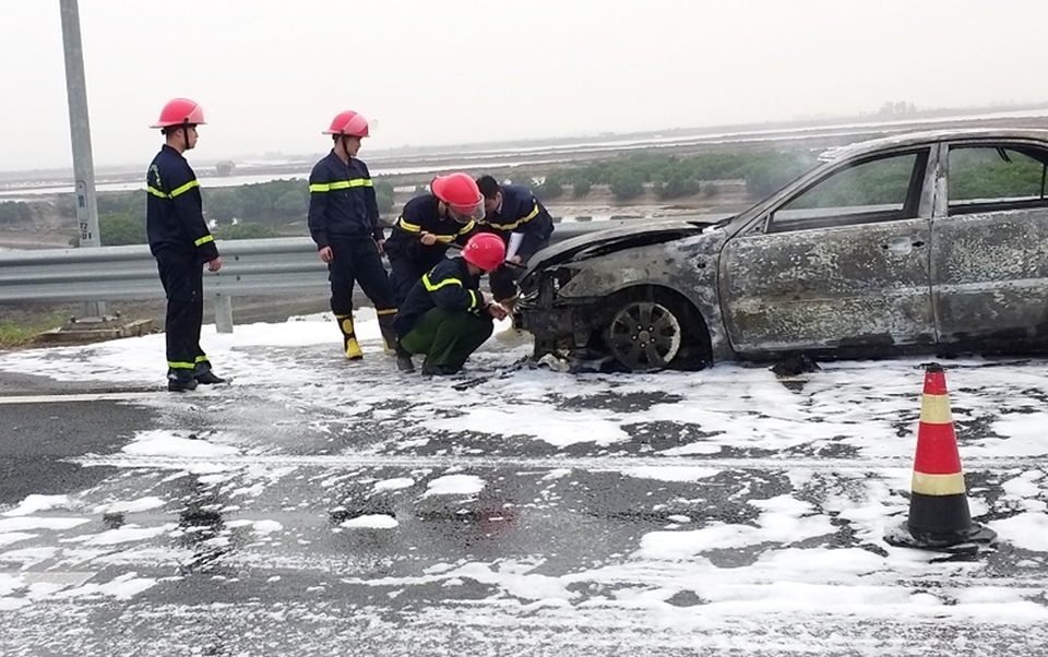 Đang mát ga trên cao tốc, xế hộp bất ngờ bốc cháy dữ dội - 2 Đang mát ga trên cao tốc, xế hộp bất ngờ bốc cháy dữ dội - 2