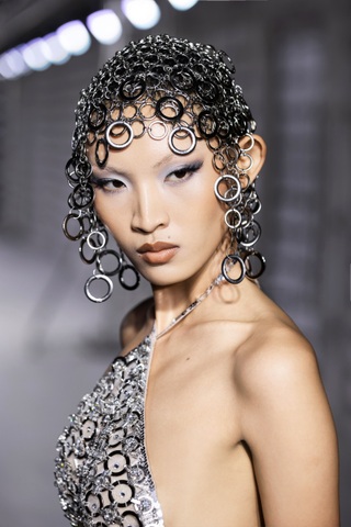 Minh Triệu vấp tà váy, xử lý sự cố chuyên nghiệp trên sàn diễn thời trang - 9