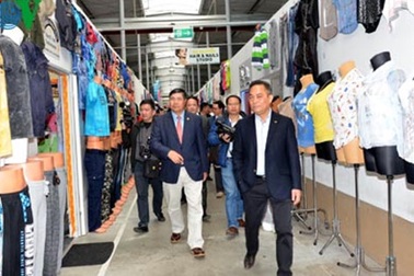 Đại sứ Đoàn Xuân Hưng thăm Trung tâm thương mại Đồng Xuân ở Đức