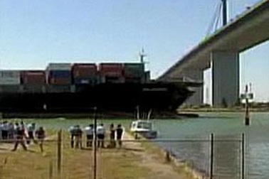 Australia: Bố ném con gái 4 tuổi xuống sông