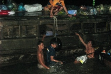 Ghe chở hàng phát nổ trên sông Cần Thơ