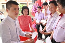 Năm học mới, báo Dân trí đã trao 2.006 thẻ BHYT đến các học sinh khó khăn