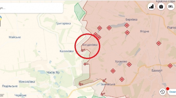 Bản đồ chiến sự Ukraine ở phía đông Chasov Yar ngày 12/4. Trong đó, Nga kiểm soát phần màu hồng, các mũi tên đỏ thể hiện hướng tấn công của họ và làng Bogdanovka tại ô khoanh tròn đỏ là nơi lực lượng Moscow mới giành được (Ảnh: DeepState).