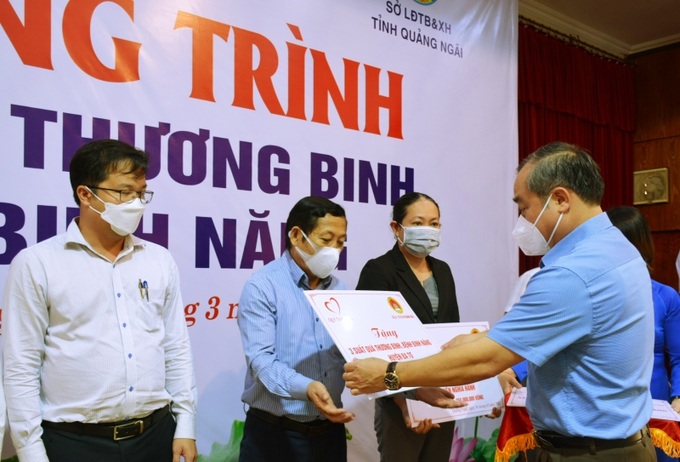 Ông Trần Hoàng Tuấn - Ủy viên Ban Thường vụ Tỉnh ủy- Phó Chủ tịch Thường trực UBND tỉnh Quảng Ngãi trao bảng tượng trưng cho các huyện 