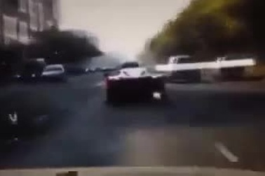 Video vụ tai nạn xảy ra ngay không lâu sau khi xe vừa vời đại lý