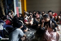 Chủ cửa hàng phát điện miễn phí giúp dân sạc pin sau bão Kalmaegi