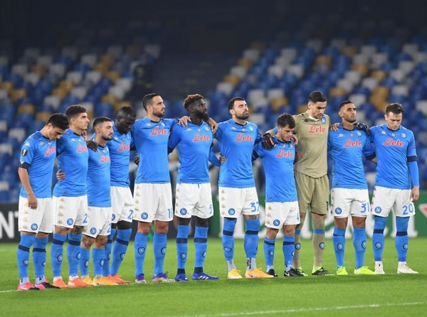 Cả đội Napoli mặc áo số 10 để tưởng nhớ huyền thoại Maradona - 5