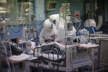 Omicron lan đến gần 60 quốc gia, WHO cảnh báo số người nhập viện gia tăng