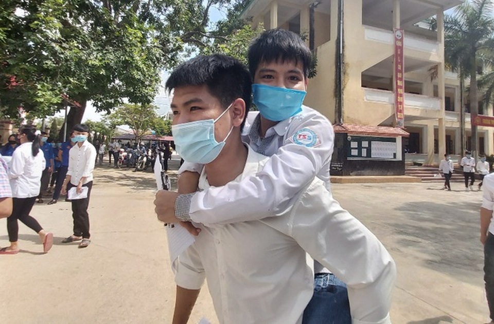 Nam sinh 10 năm cõng bạn: Em muốn vào đại học bằng chính năng lực của mình - 1 Nam sinh 10 năm cõng bạn: Em muốn vào đại học bằng chính năng lực của mình - 1