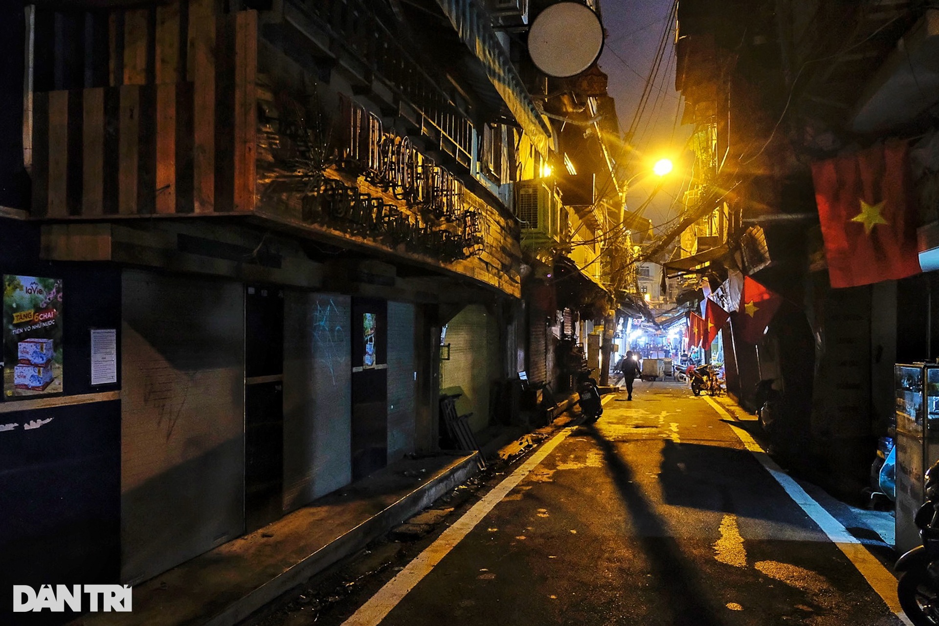 Đường phố Hà Nội vắng vẻ khác lạ đêm giao thừa đón chào năm mới 2022 - 9 Đường phố Hà Nội vắng vẻ khác lạ đêm giao thừa đón chào năm mới 2022 - 9