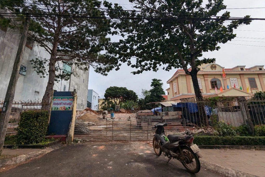 Nhóm người lạ tự ý phá dỡ trụ sở tòa án cũ? - 2 Nhóm người lạ tự ý phá dỡ trụ sở tòa án cũ? - 2